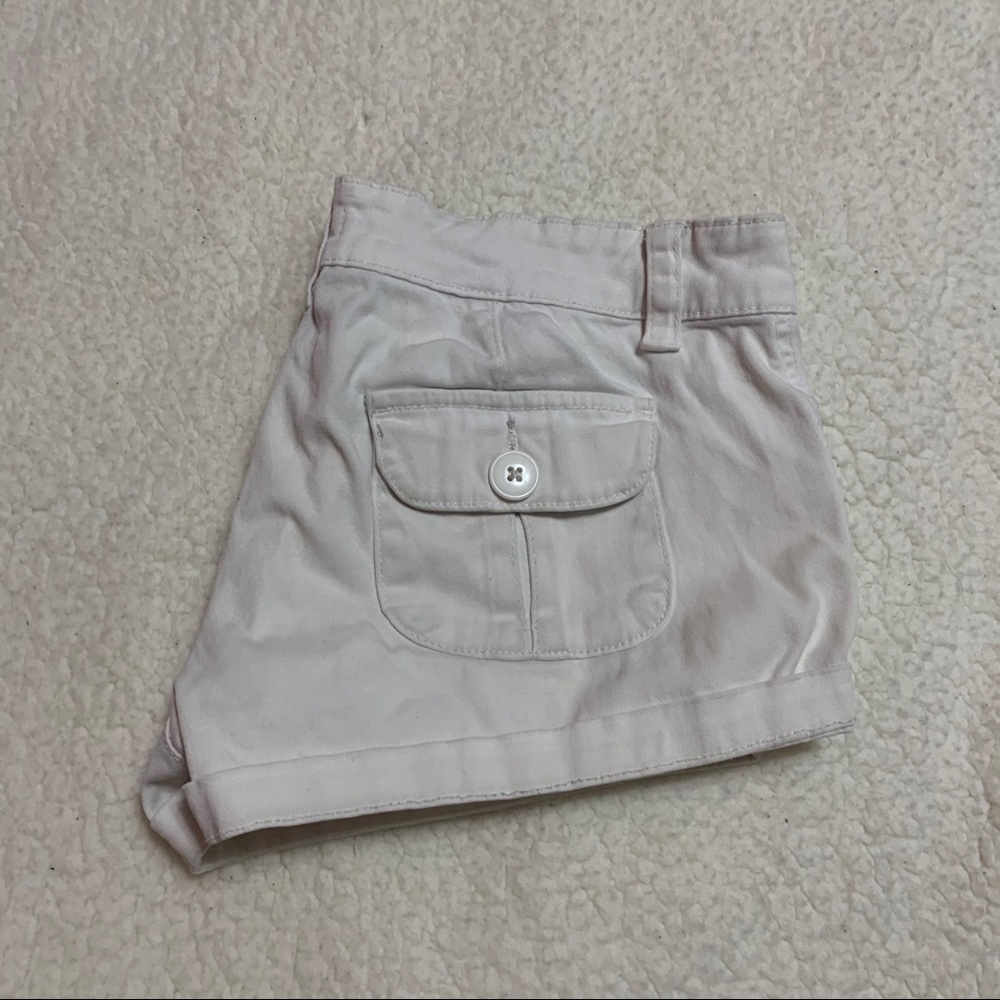 💲WHITE SHORT W/ BUTTON POCKET - Picture 2 of 3